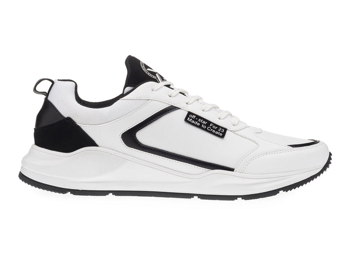 Tenis de baloncesto color blanco con detalles en negro y suela blanca.