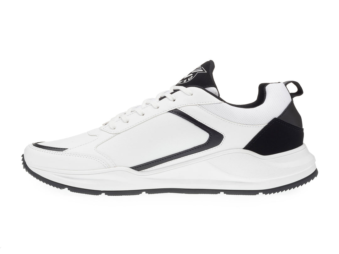 Tenis de baloncesto color blanco con detalles en negro y suela blanca.