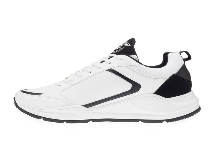 Tenis de baloncesto color blanco con detalles en negro y suela blanca.