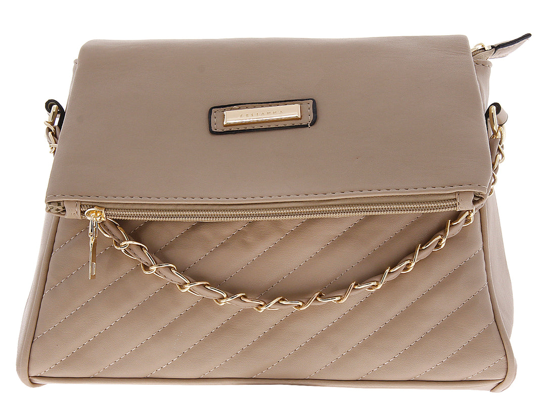 Bolso color taupe con detalle acolchado diagonal y correa de cadena dorada.