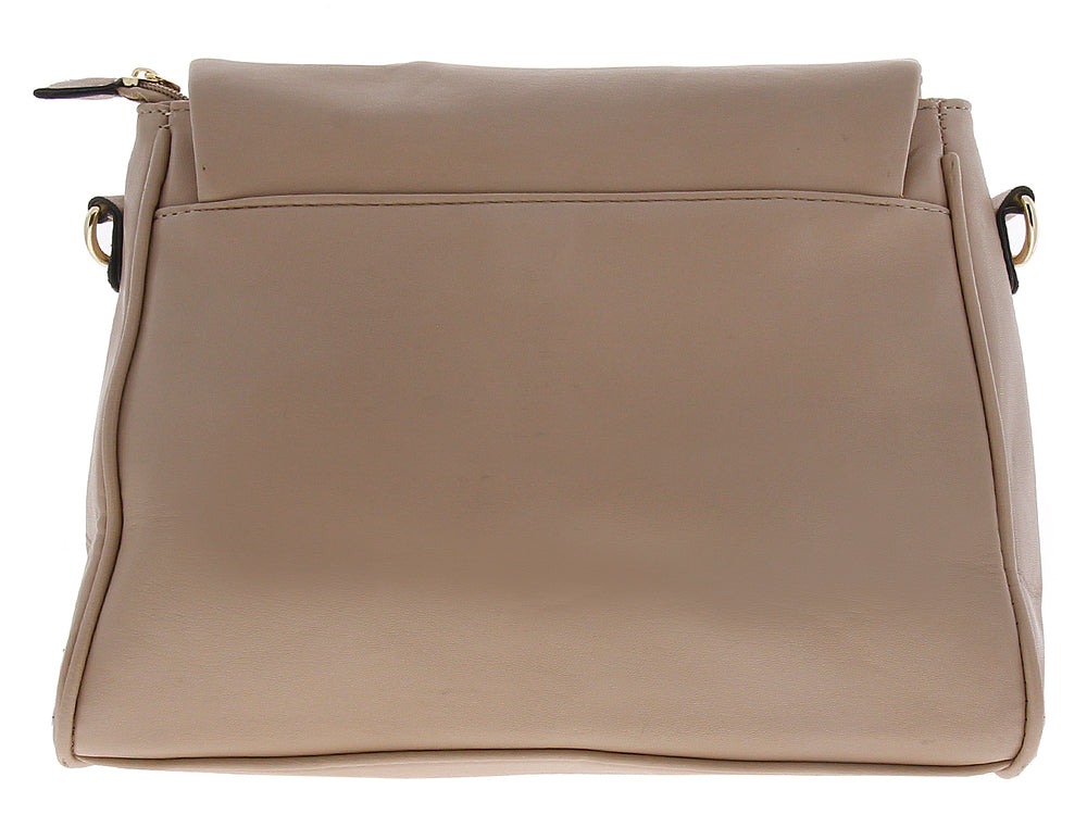 Bolso color taupe con detalle acolchado diagonal y correa de cadena dorada.