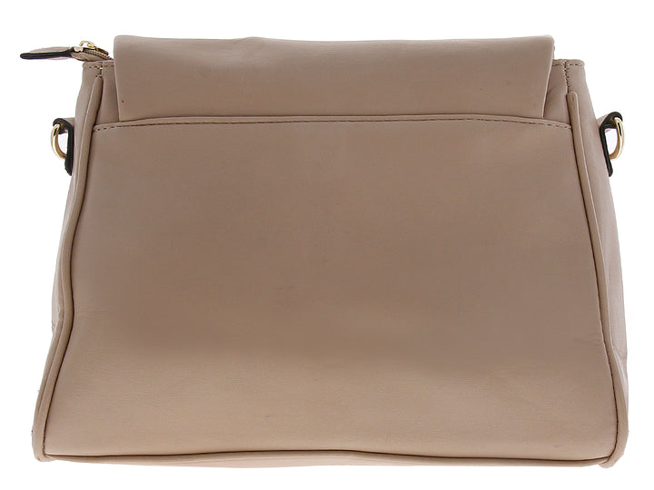 Bolso color taupe con detalle acolchado diagonal y correa de cadena dorada.