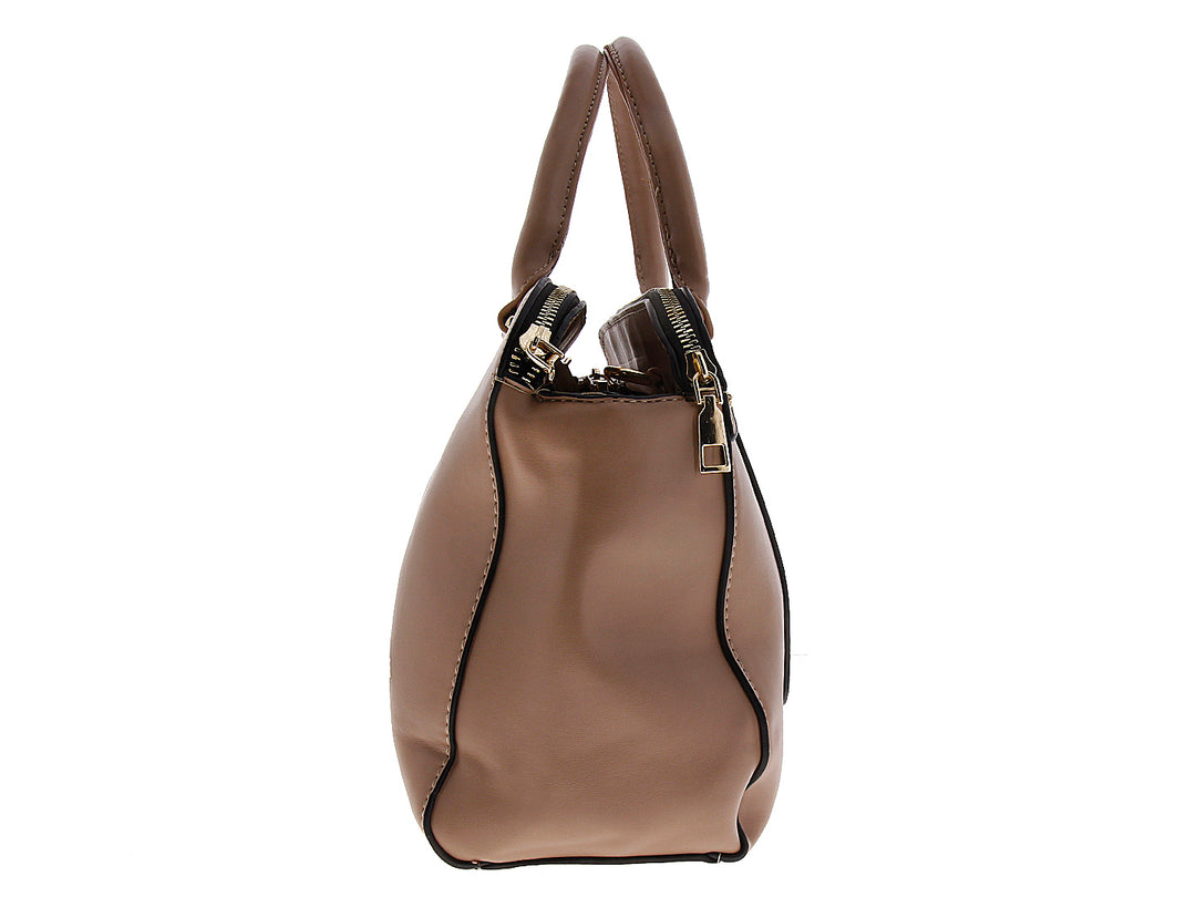 Bolsa de mano color taupe con asas superiores y bolsillo frontal con cierre dorado.