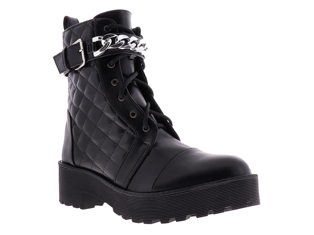 Bota combat negra para mujer con suela track, detalle de cadena plateada y textura acolchada.