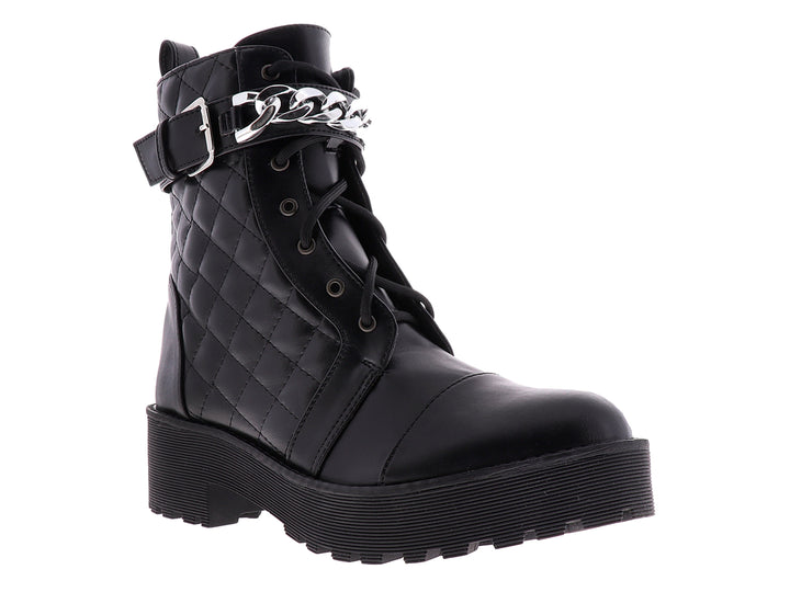 Bota combat negra para mujer con suela track, detalle de cadena plateada y textura acolchada.