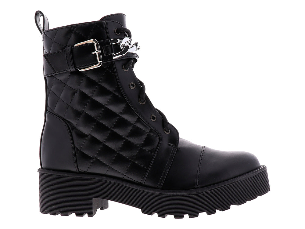 Bota combat negra para mujer con suela track, detalle de cadena plateada y textura acolchada.