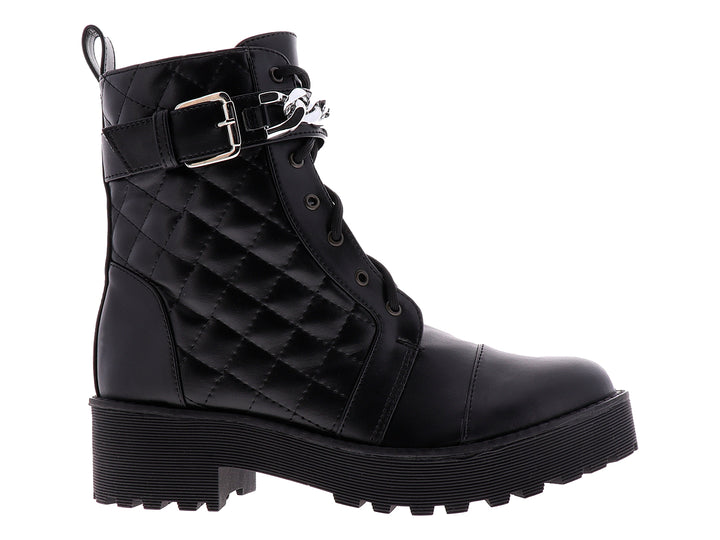 Bota combat negra para mujer con suela track, detalle de cadena plateada y textura acolchada.