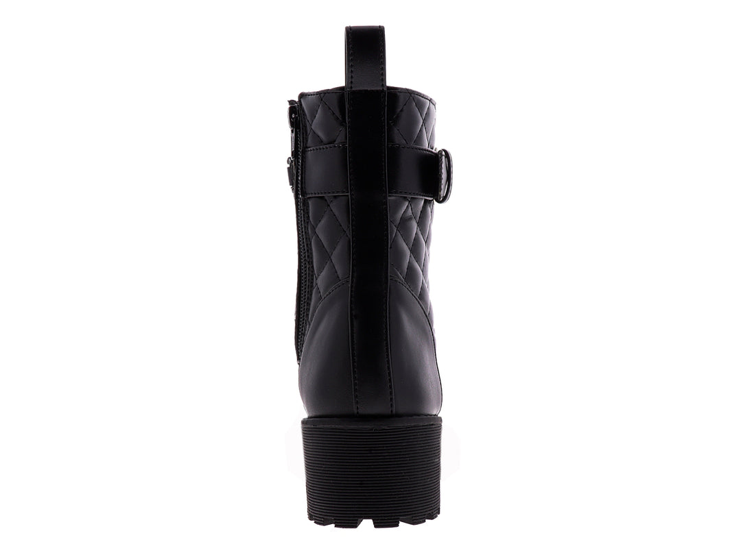 Bota combat negra para mujer con suela track, detalle de cadena plateada y textura acolchada.