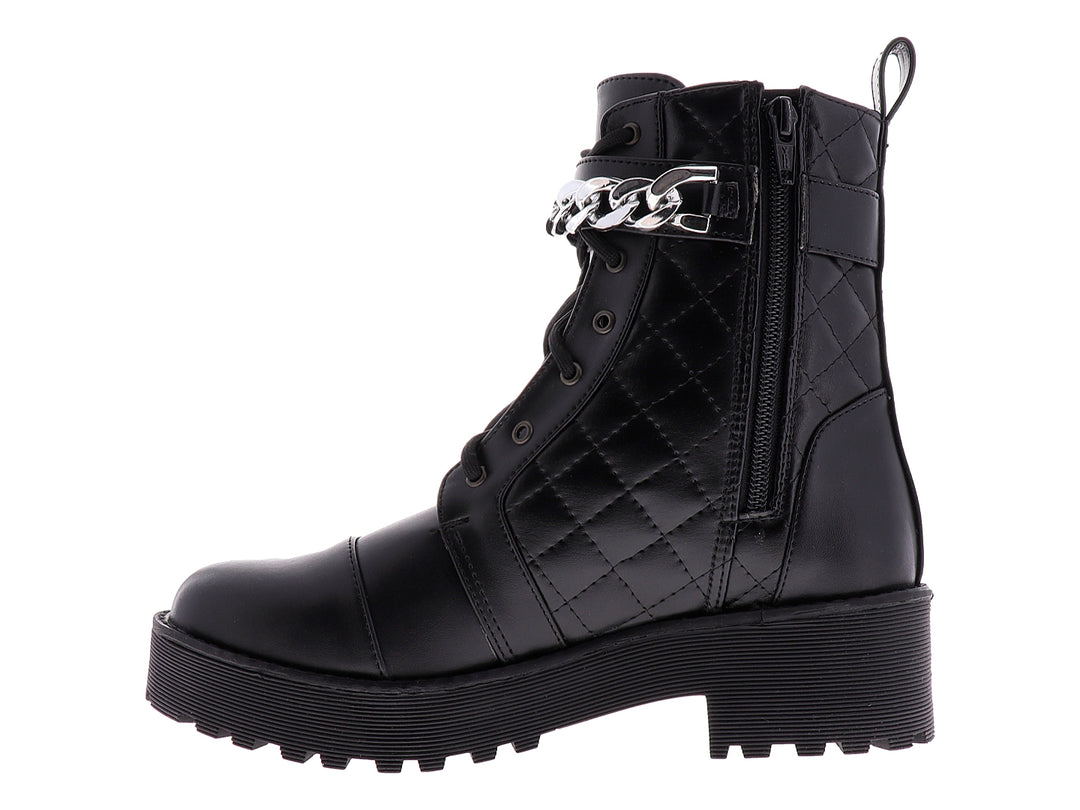 Bota combat negra para mujer con suela track, detalle de cadena plateada y textura acolchada.