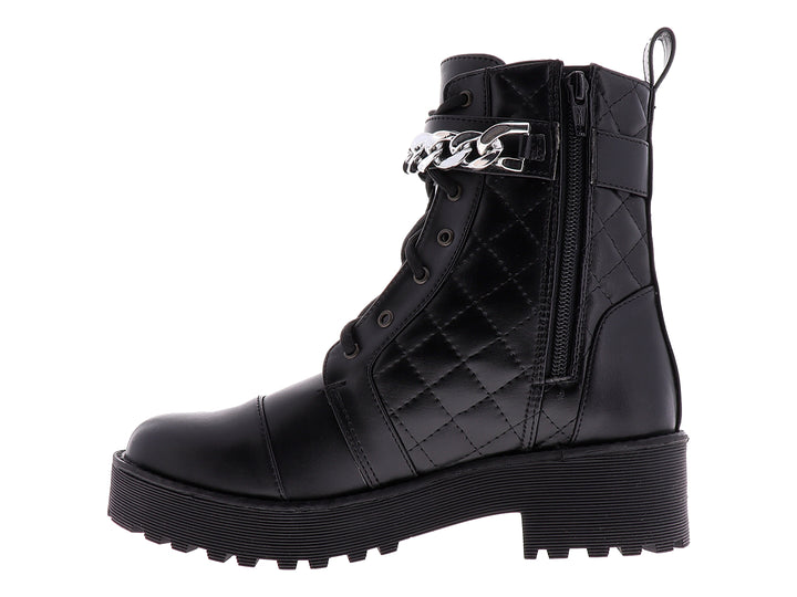 Bota combat negra para mujer con suela track, detalle de cadena plateada y textura acolchada.