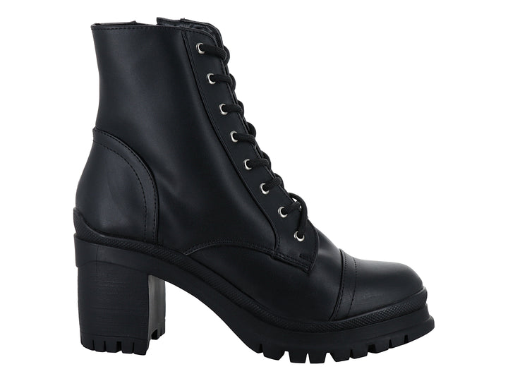 Bota negra de cuero con cordones, tacón grueso y suela track.