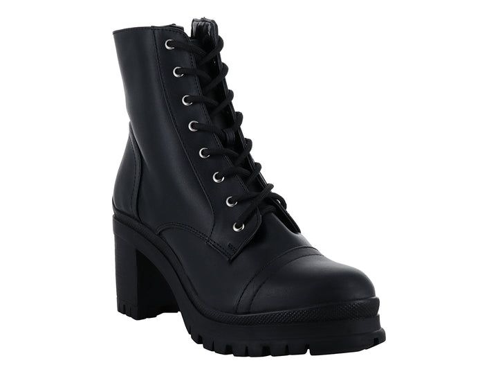 Bota negra de cuero con cordones, tacón grueso y suela track.