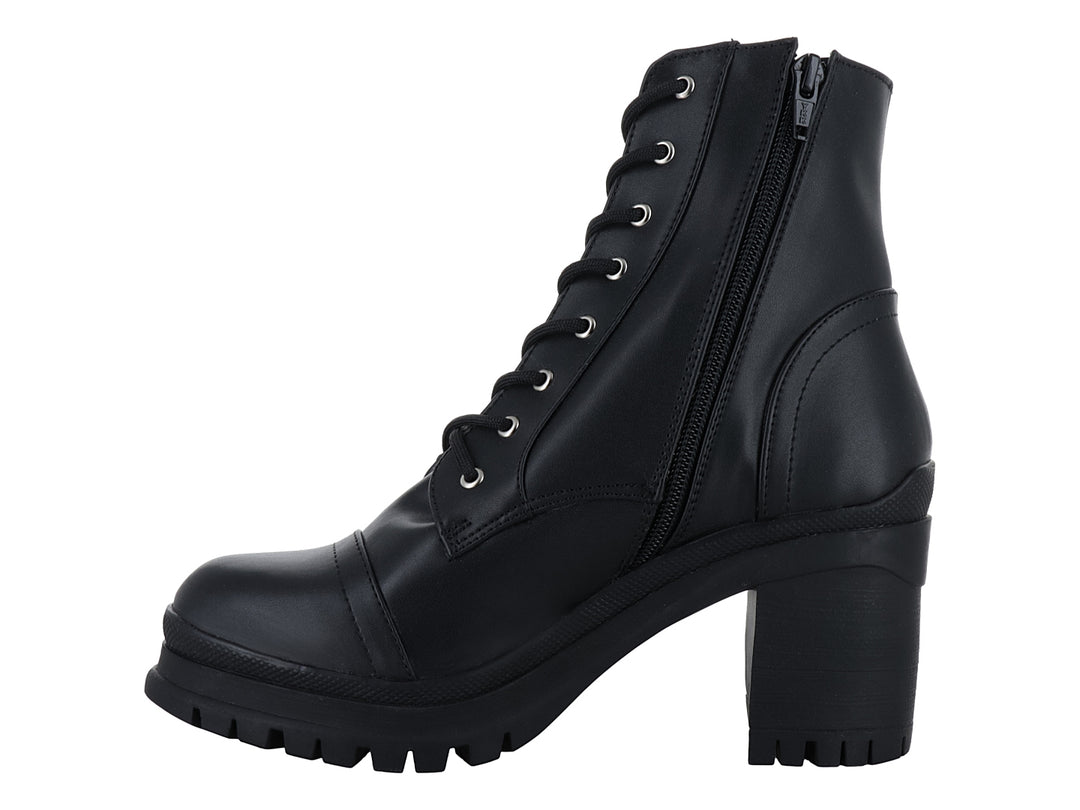 Bota negra de cuero con cordones, tacón grueso y suela track.