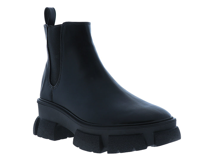 Bota negra de tobillo con suela track gruesa y acabado liso.