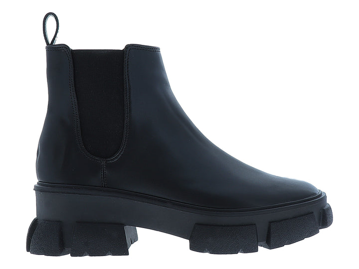 Bota negra de tobillo con suela track gruesa y acabado liso.