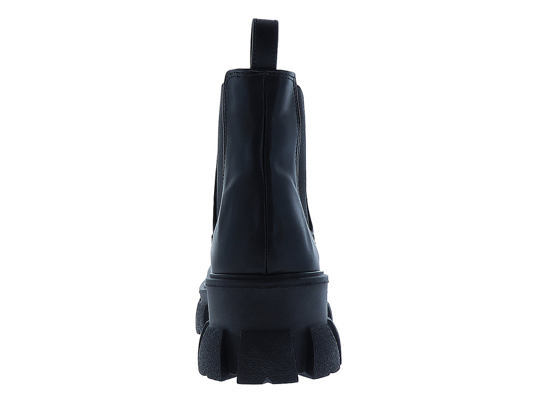 Bota negra de tobillo con suela track gruesa y acabado liso.