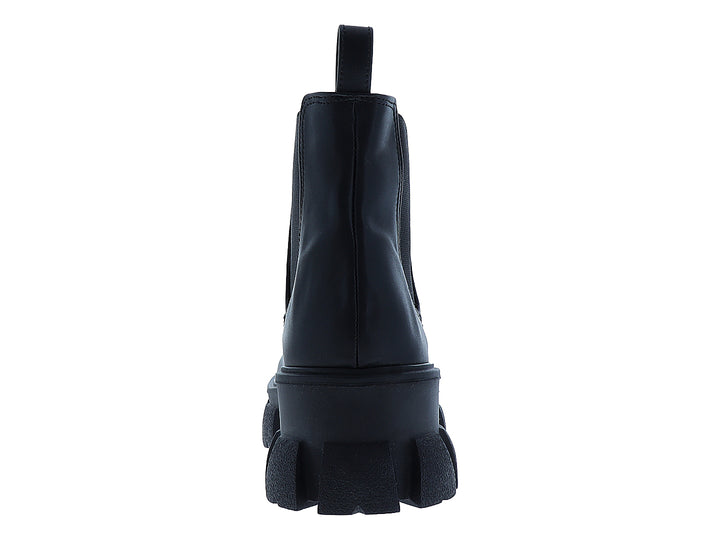 Bota negra de tobillo con suela track gruesa y acabado liso.