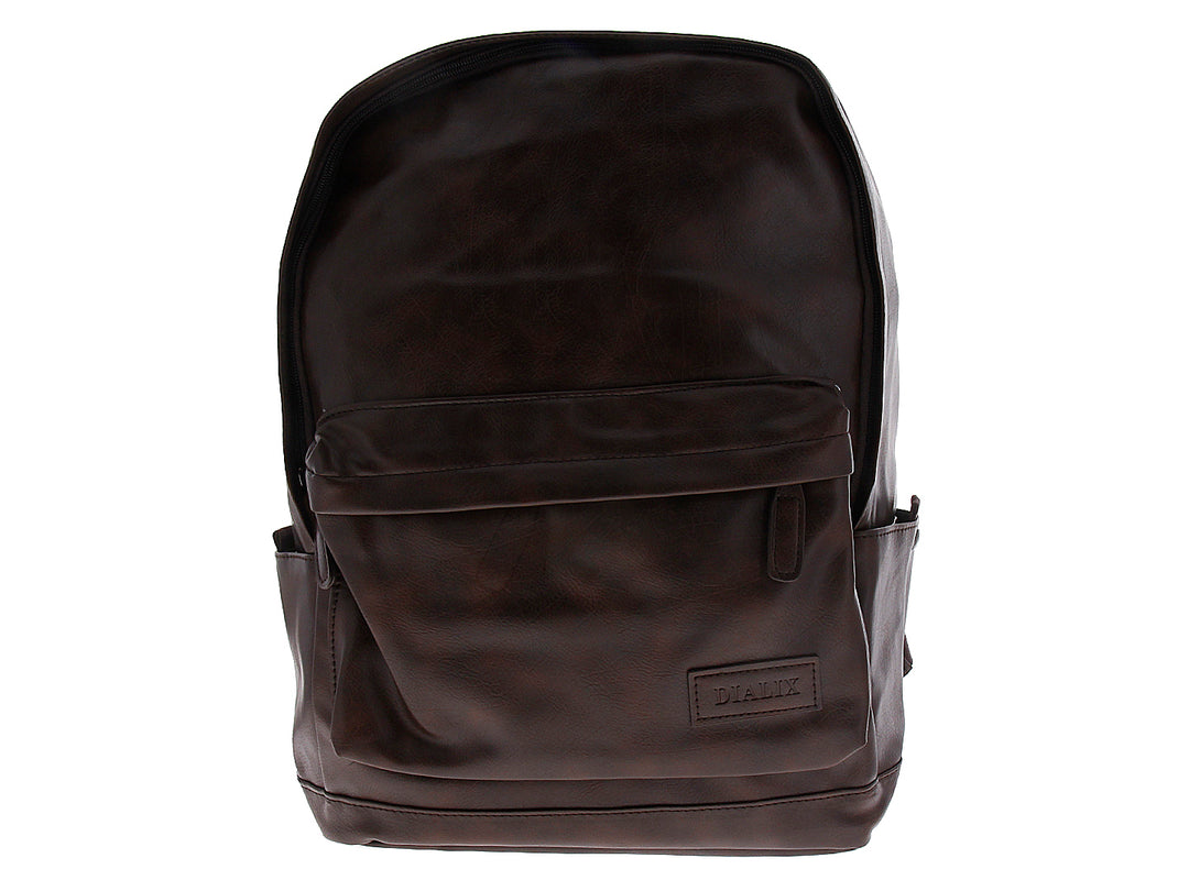 Mochila de color marrón oscuro con acabado en cuero sintético y un bolsillo frontal.