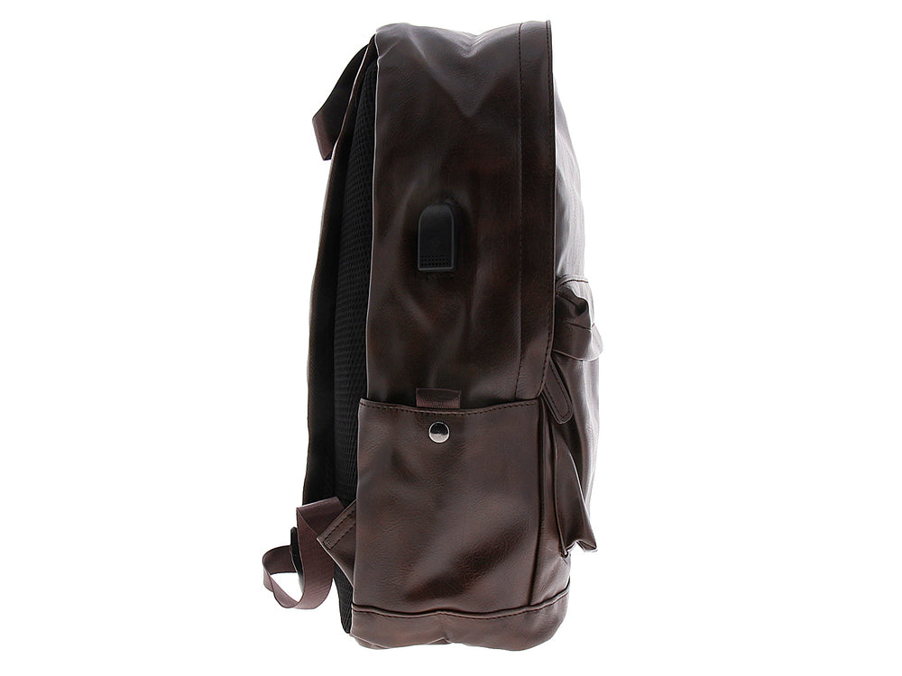 Mochila de color marrón oscuro con acabado en cuero sintético y un bolsillo frontal.