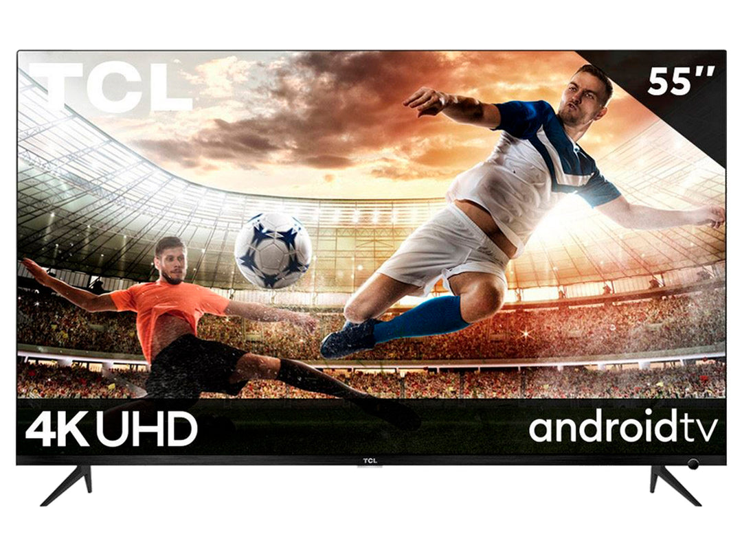 Televisor Smart TV TCL de 55 pulgadas color negro con pantalla 4K UHD mostrando una escena de fútbol.
