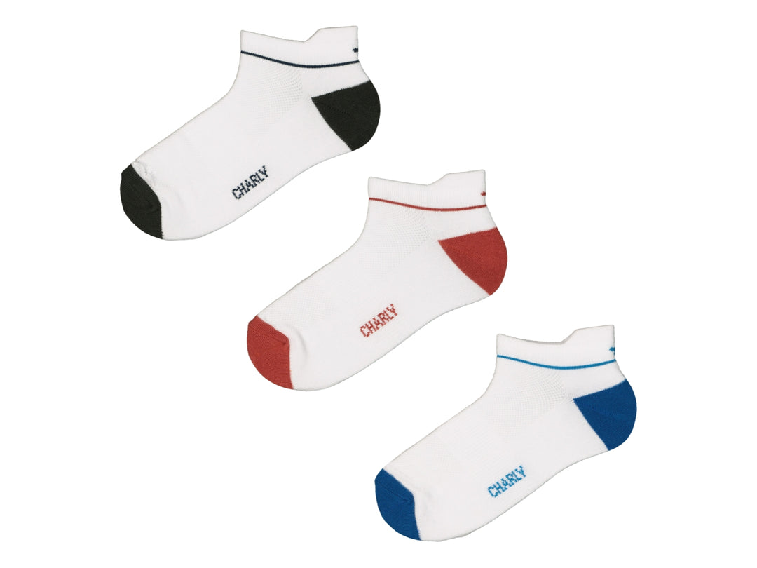 Set de tres calcetines cortos blancos marca Charly con detalles en negro, rojo y azul en talón y punta.