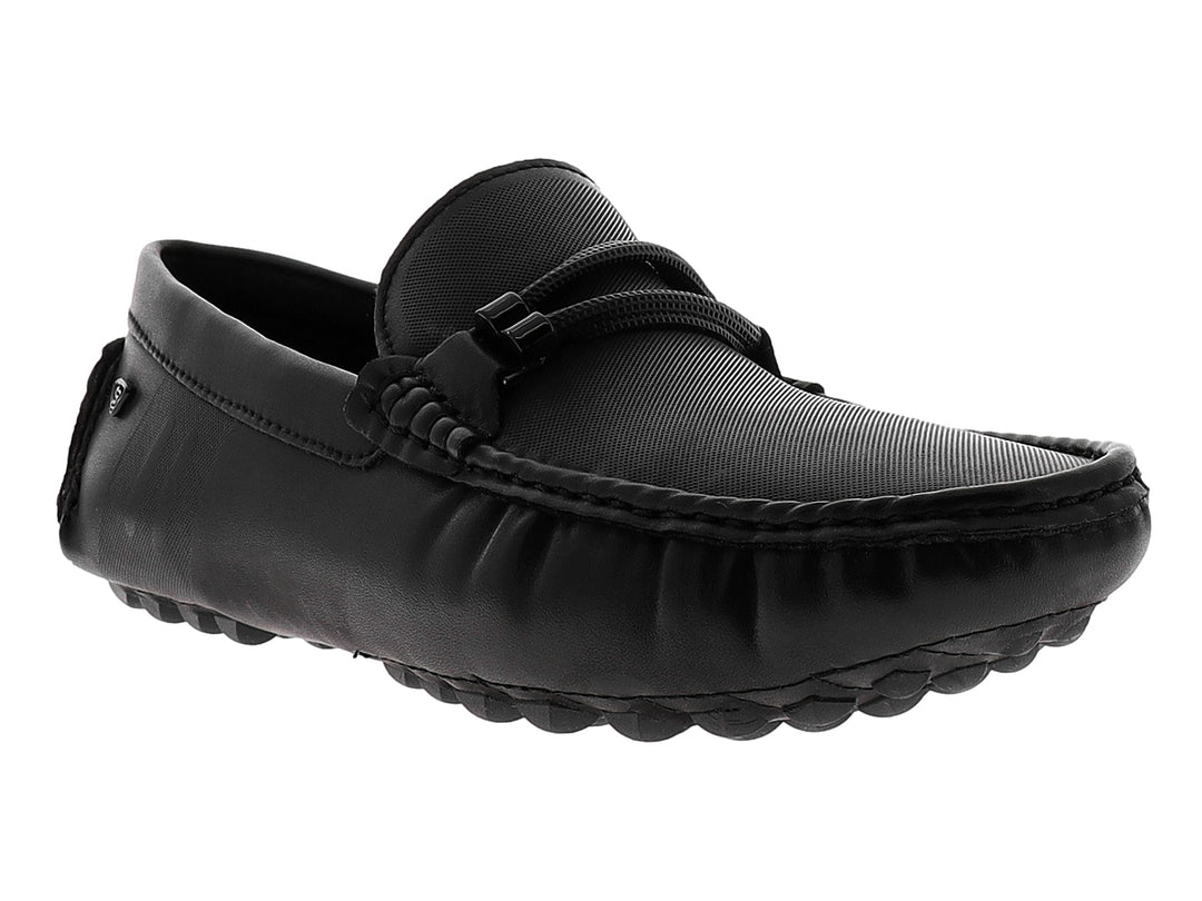 Zapato tipo mocasín color negro con suela texturizada y detalle decorativo en la parte superior.