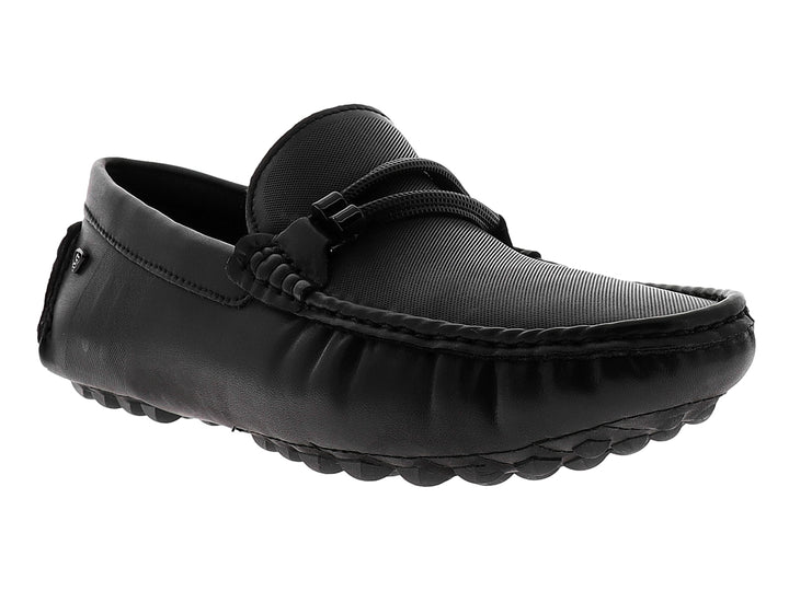Zapato tipo mocasín color negro con suela texturizada y detalle decorativo en la parte superior.