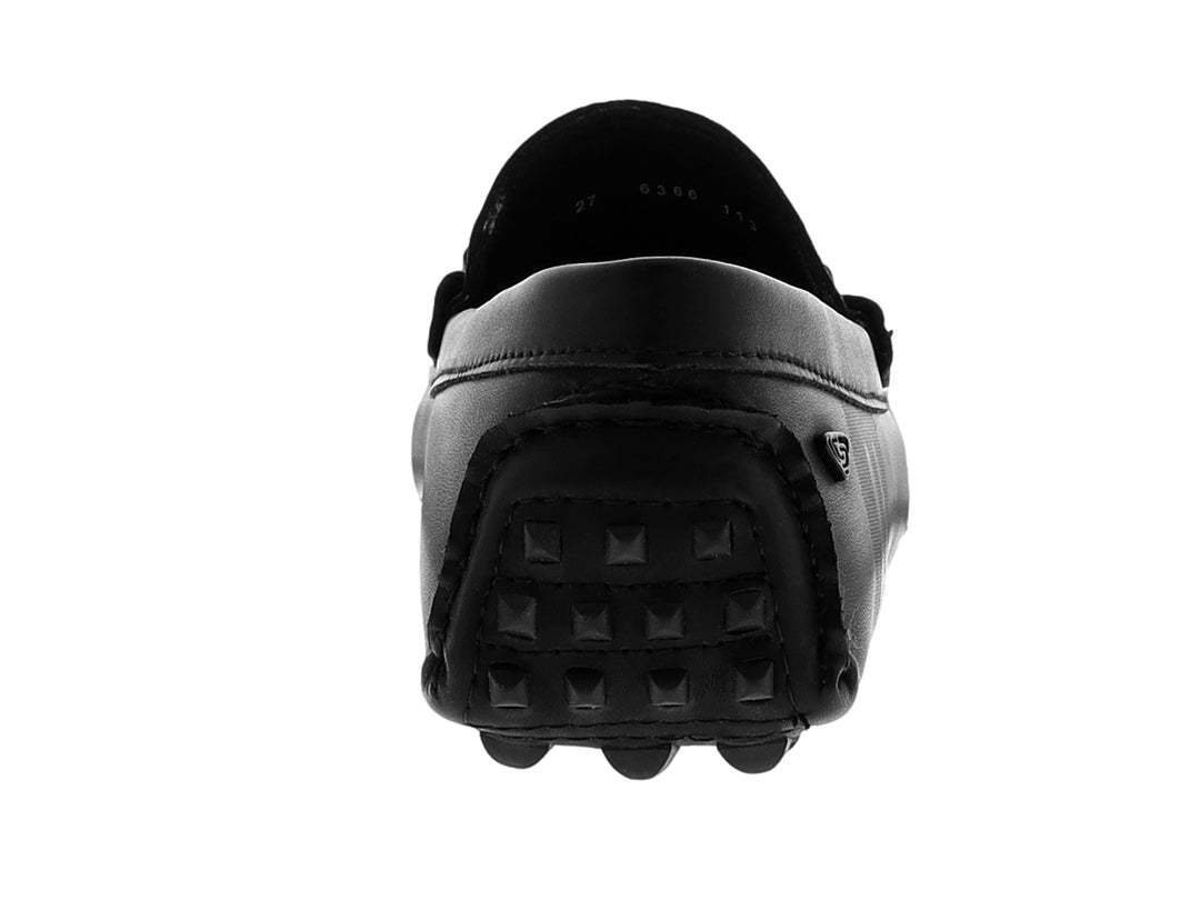 Zapato tipo mocasín color negro con suela texturizada y detalle decorativo en la parte superior.