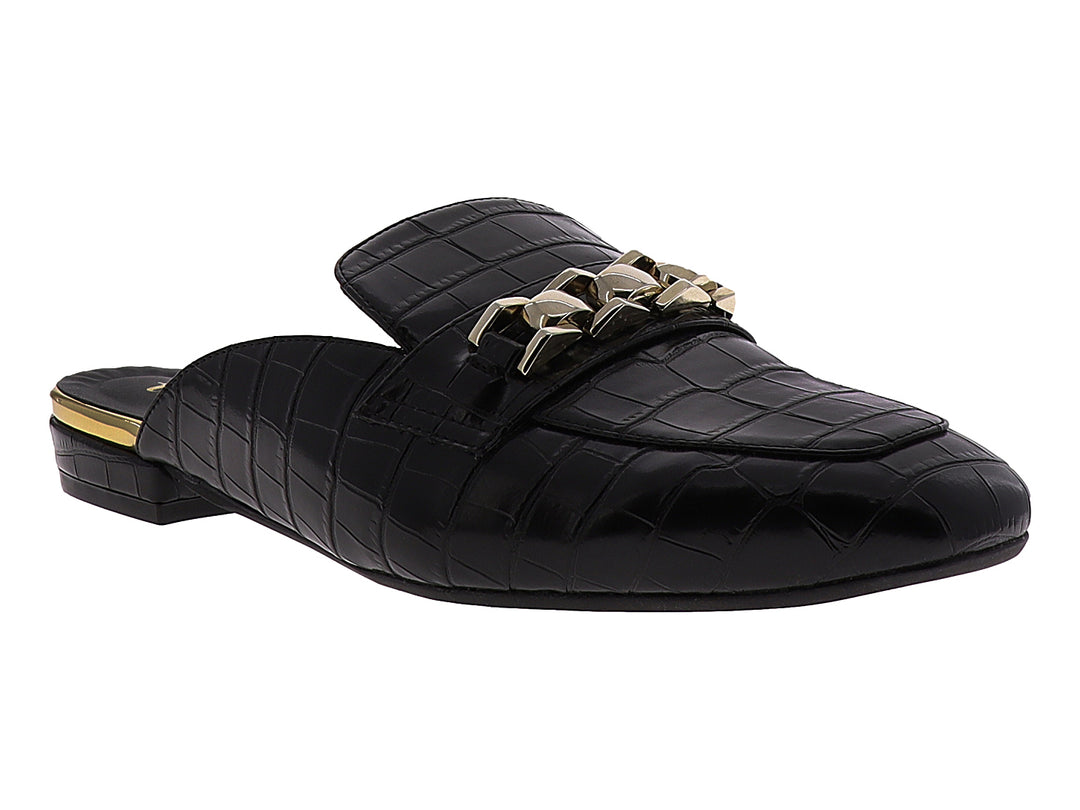 Zuecos negros de cuero con textura de cocodrilo y adorno de cadena dorada para mujer.