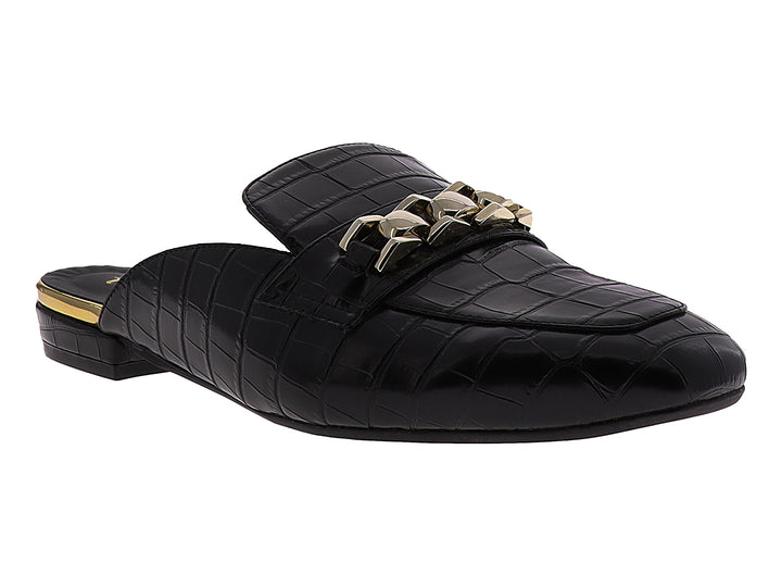Zuecos negros de cuero con textura de cocodrilo y adorno de cadena dorada para mujer.