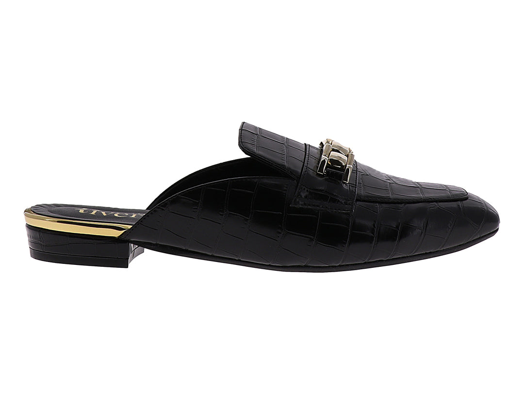 Zuecos negros de cuero con textura de cocodrilo y adorno de cadena dorada para mujer.