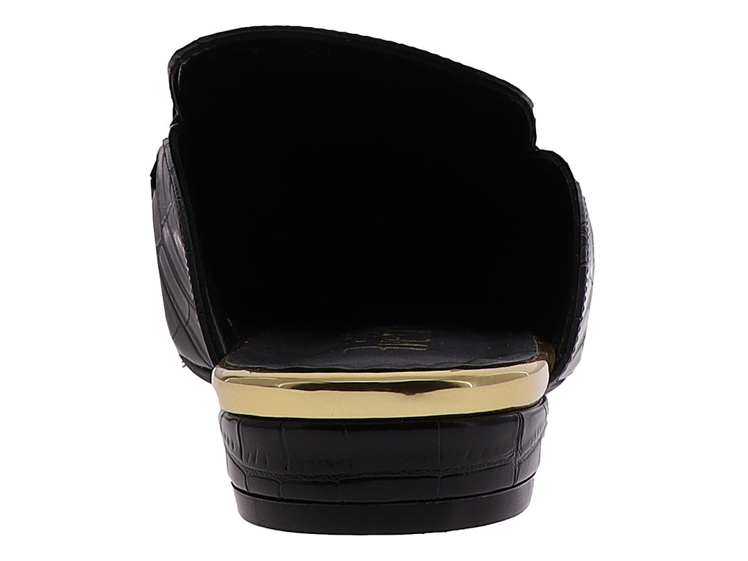 Zuecos negros de cuero con textura de cocodrilo y adorno de cadena dorada para mujer.