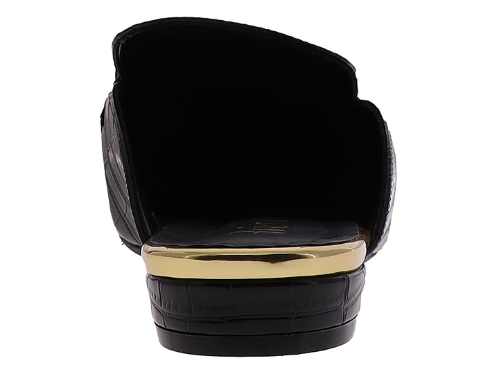 Zuecos negros de cuero con textura de cocodrilo y adorno de cadena dorada para mujer.