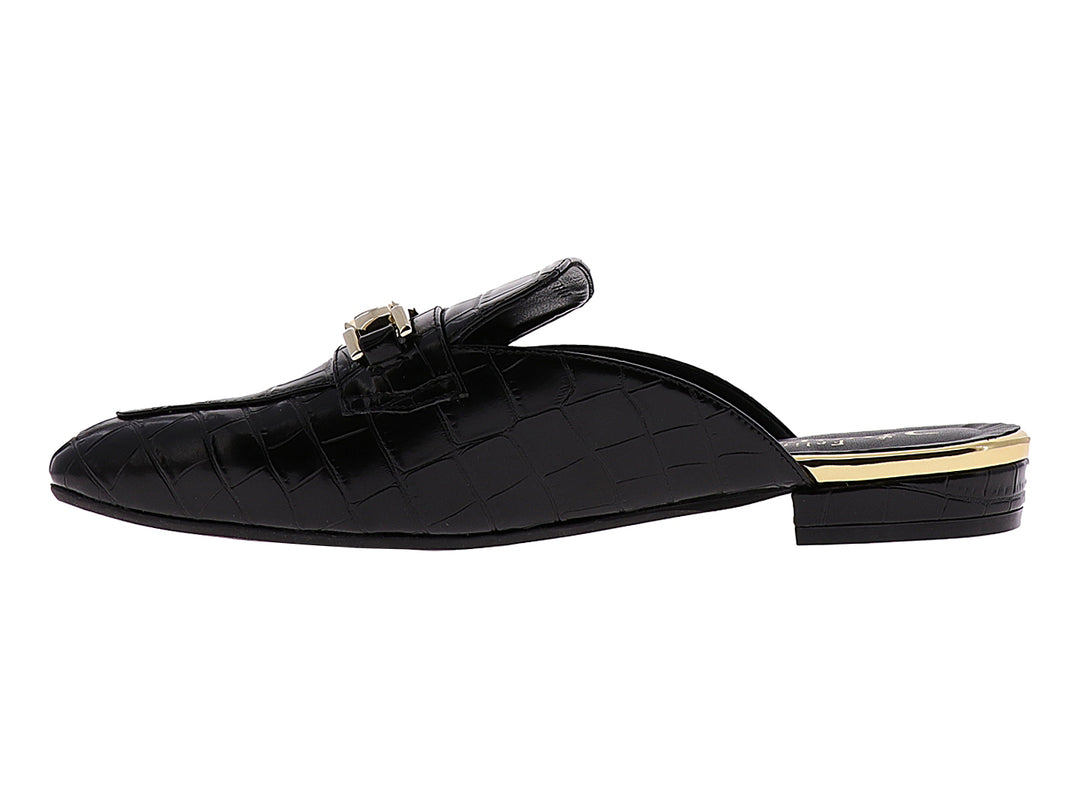 Zuecos negros de cuero con textura de cocodrilo y adorno de cadena dorada para mujer.