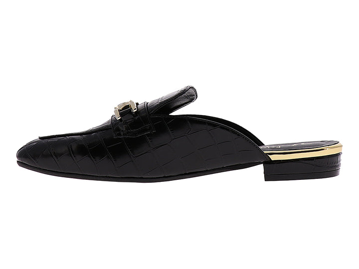 Zuecos negros de cuero con textura de cocodrilo y adorno de cadena dorada para mujer.