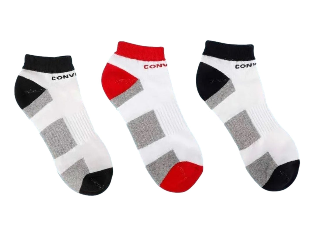Paquete de tres pares de calcetines cortos Converse en colores blanco, negro, rojo y gris.