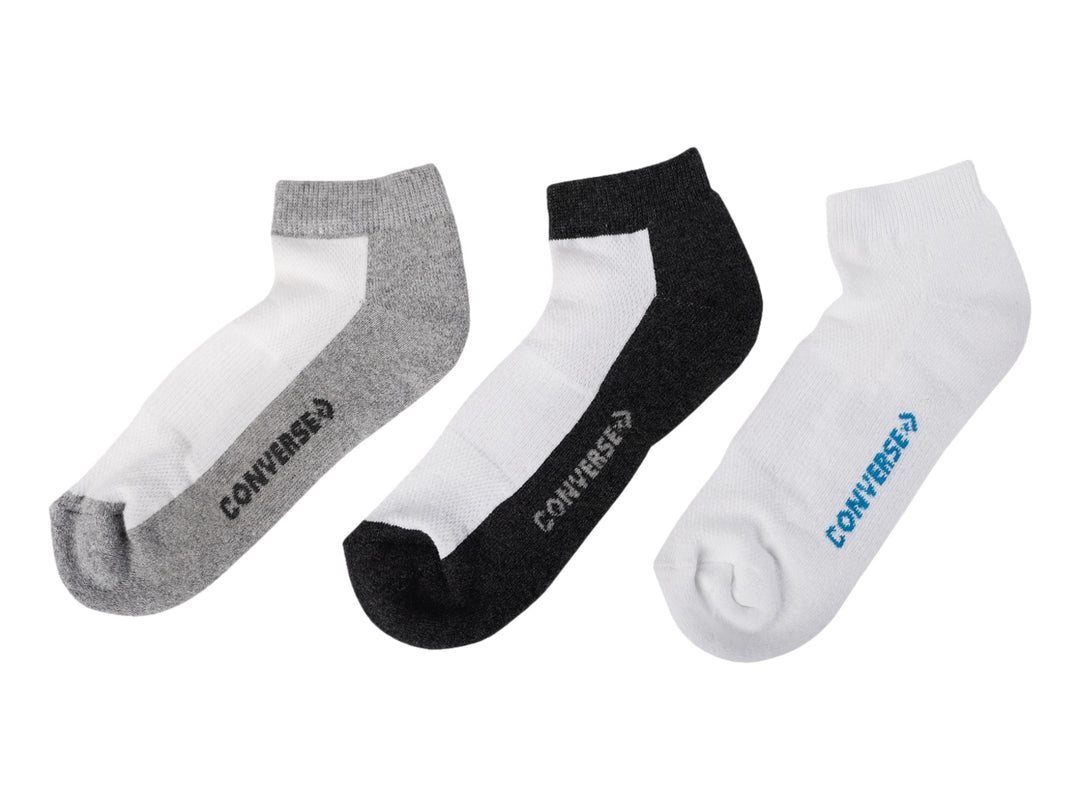 Set de tres pares de calcetines cortos Converse en colores blanco, gris y negro con logotipo lateral.