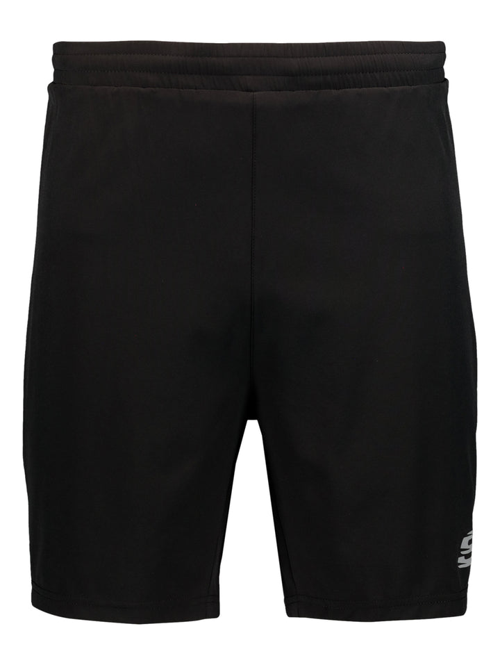 Hombre vistiendo short deportivo color negro de la marca Skechers con calzado deportivo a juego.