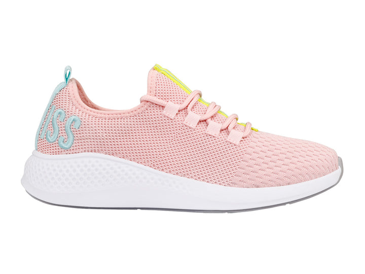 Tenis deportivos K-Swiss color rosa suave con suela blanca y detalles en azul y amarillo.