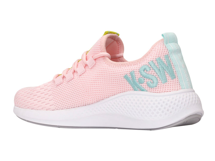 Tenis deportivos K-Swiss color rosa suave con suela blanca y detalles en azul y amarillo.