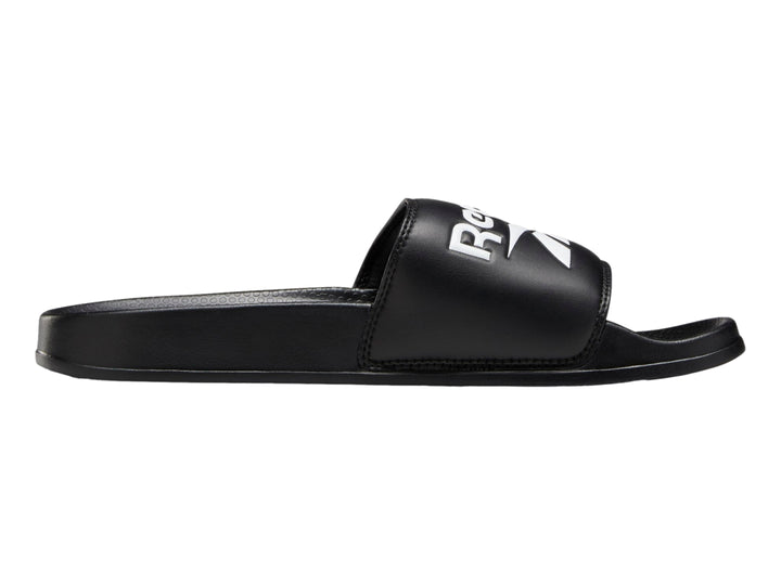 Sandalia deslizable Reebok de color negro con logotipo blanco en la banda superior.