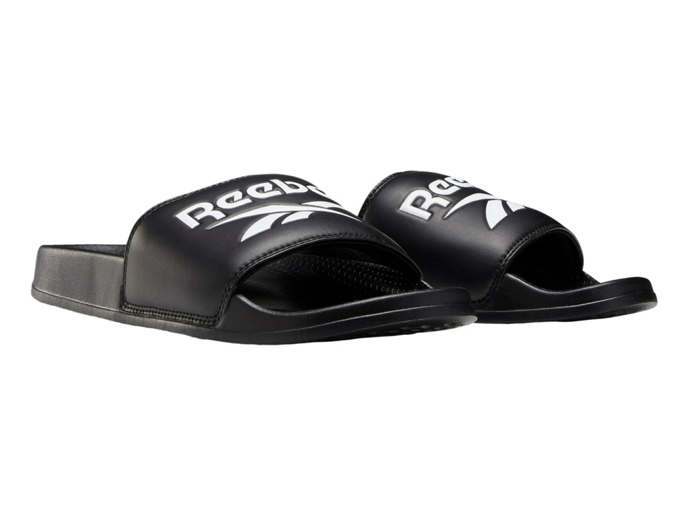 Sandalia deslizable Reebok de color negro con logotipo blanco en la banda superior.
