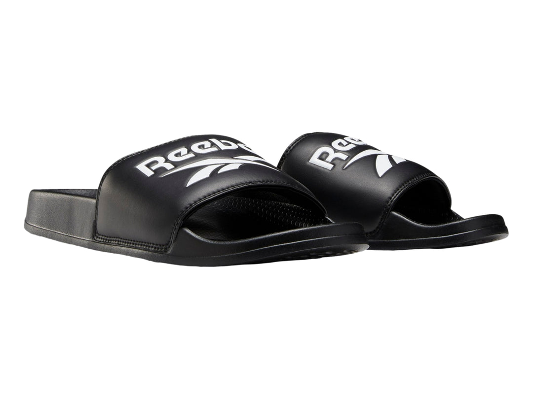 Sandalia deslizable Reebok de color negro con logotipo blanco en la banda superior.