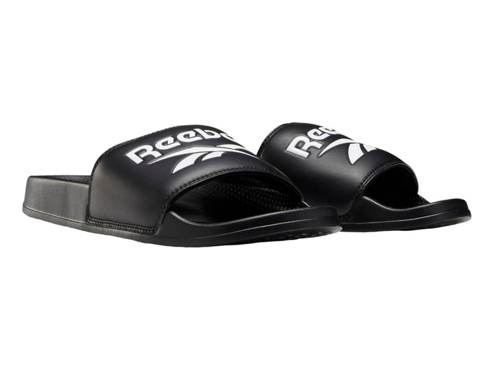 Sandalia deslizable Reebok de color negro con logotipo blanco en la banda superior.