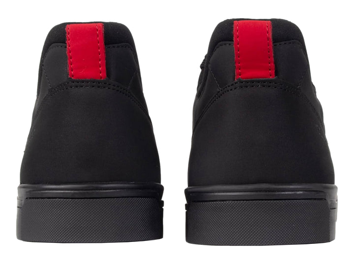 Tenis Brantano Stark para hombre en color negro con detalles en rojo y textura de malla lateral.