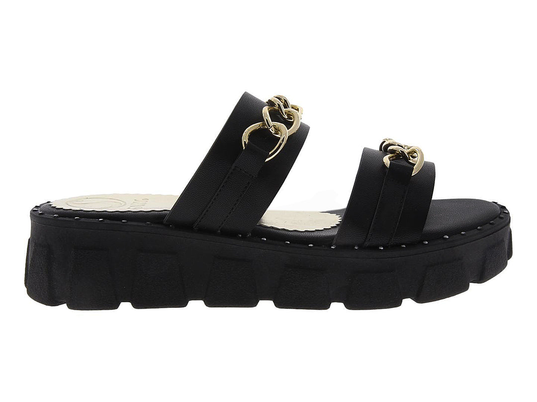 Sandalias negras de plataforma con tiras decoradas con cadenas doradas.