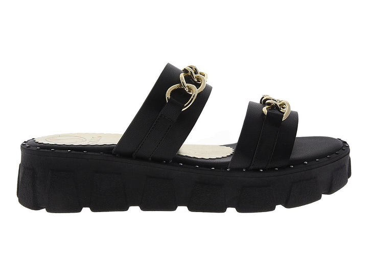 Sandalias negras de plataforma con tiras decoradas con cadenas doradas.