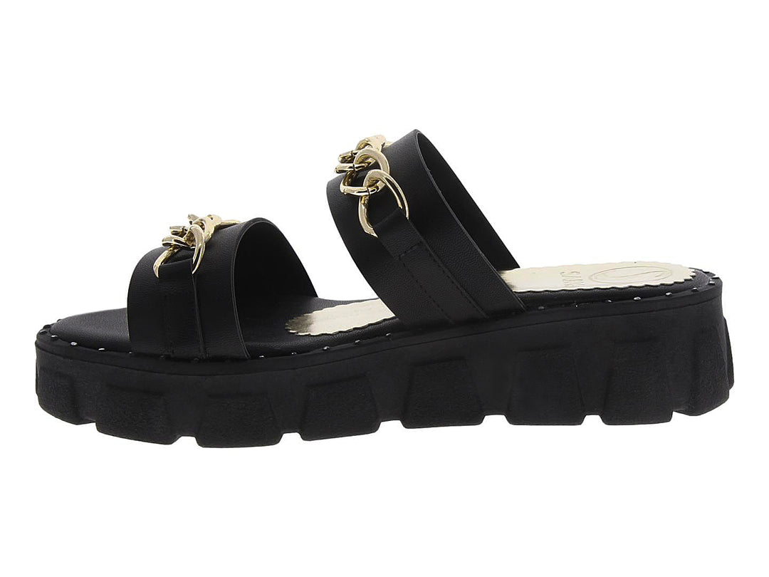 Sandalias negras de plataforma con tiras decoradas con cadenas doradas.