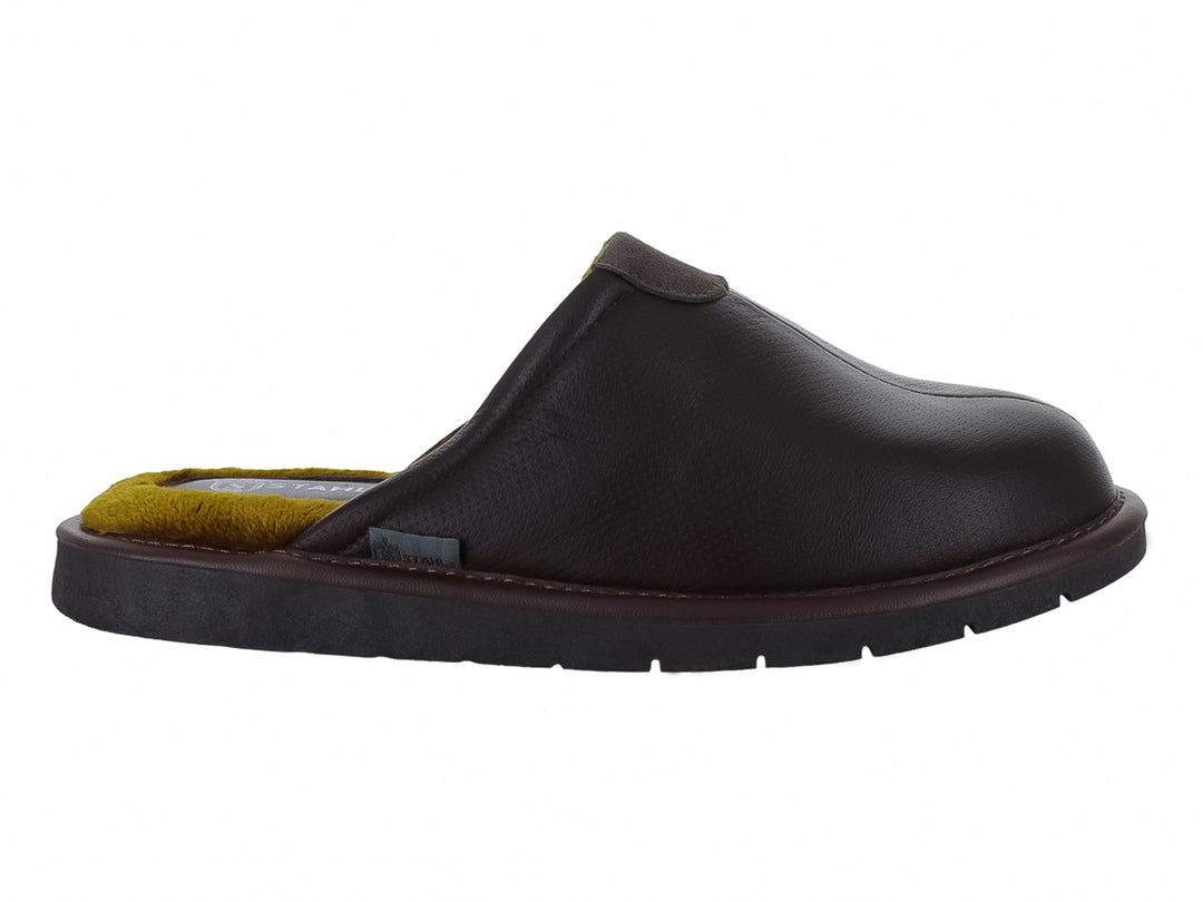 Pantufla color moka con forro de borrego y suela oscura.