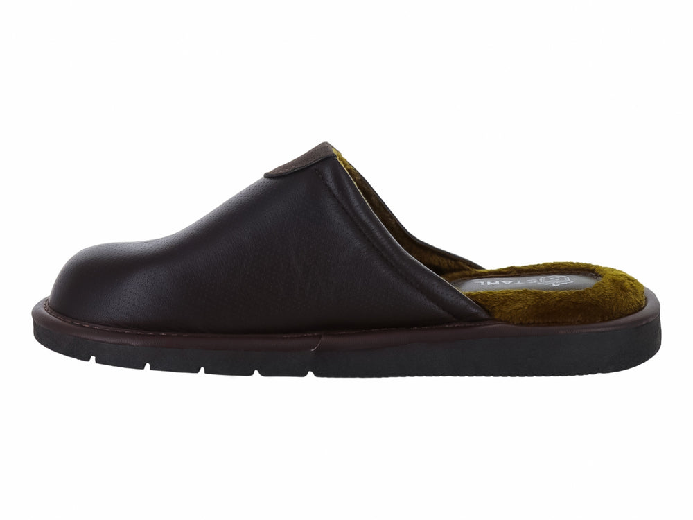 Pantufla color moka con forro de borrego y suela oscura.